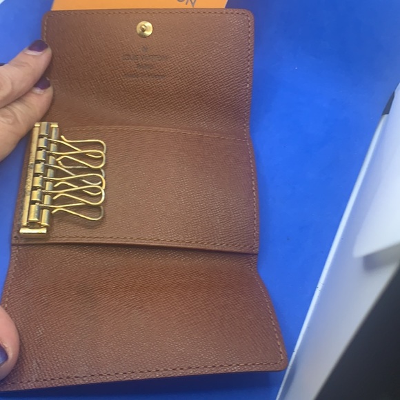 🤎 Louis Vuitton Monogram signature design LV Logo 6 key holder - Picture 5 of 8